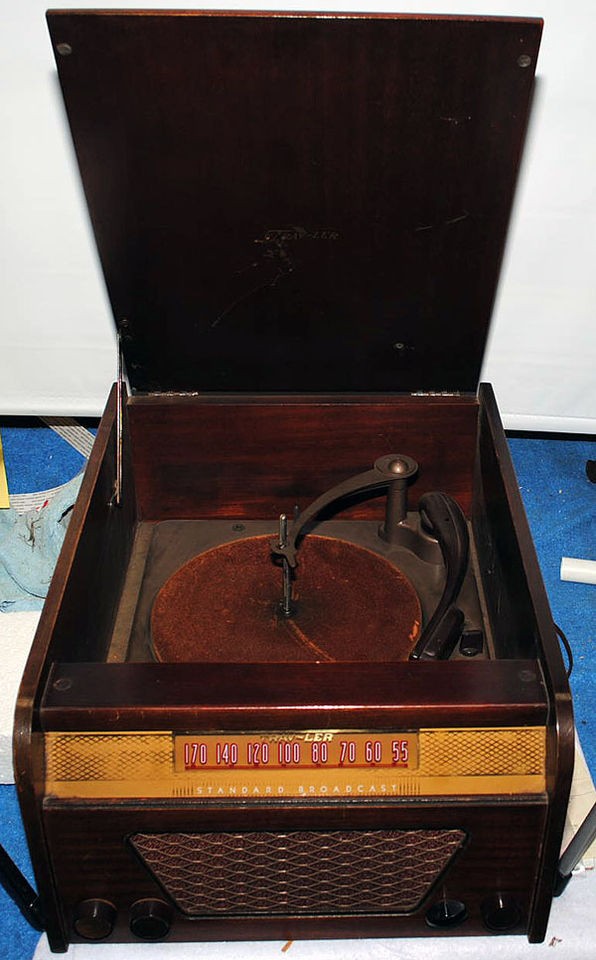 Vintage Travler Standard Broadcast Record Player