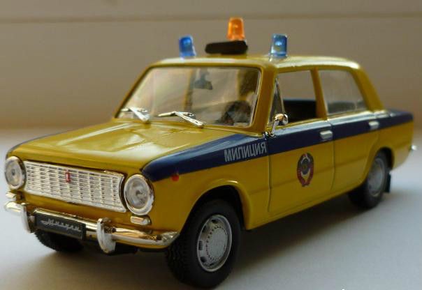 43 VAZ 2101 Lada Militia GAI Soviet car model diecast IXO & 18 