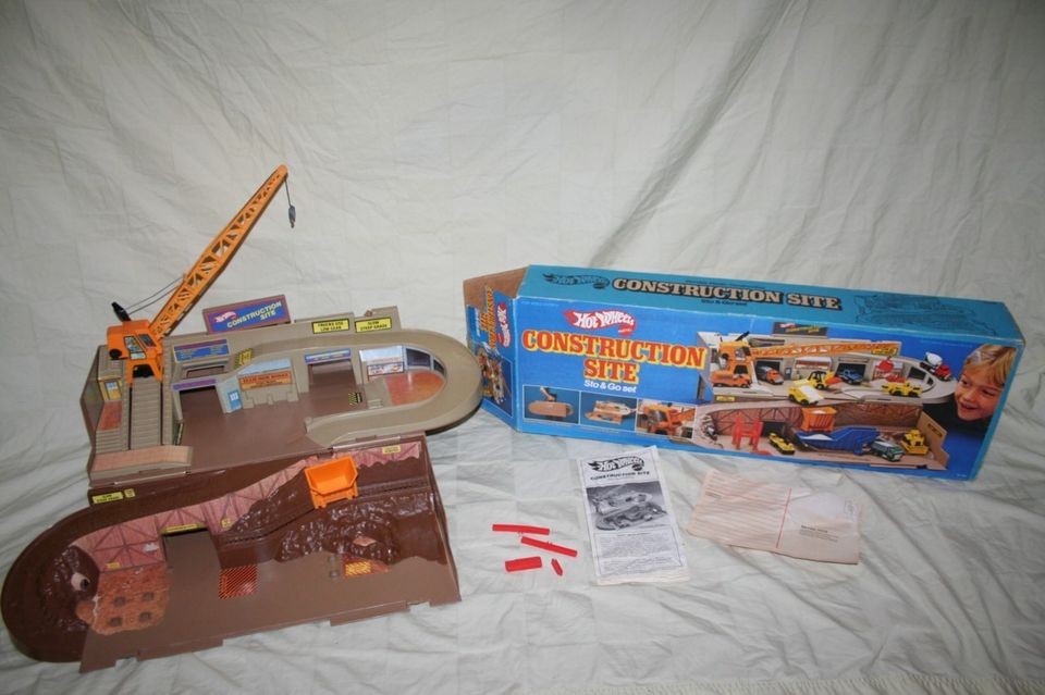 1982 Vintage HOTWHEELS Toy Car CONSTRUCTION SITE Play Set 80s +BOX 