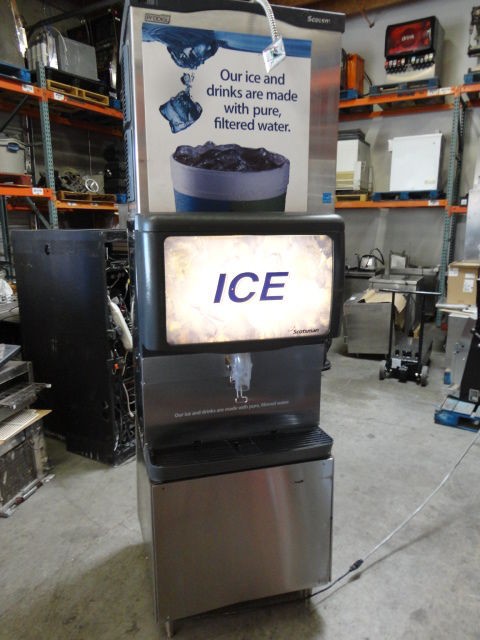   SCOTSMAN C1030MA 32A 1000 LB ICE MACHINE AND DISPENSER. AIR COOLED