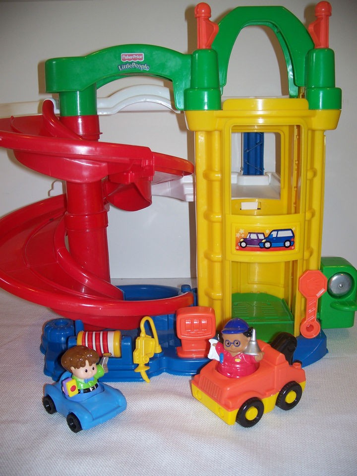   PRICE LITTLE PEOPLE RACING RAMPS PARKING GARAGE TOW TRUCK ELEVATOR CAR