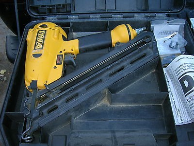 DEWALT D51275K 1 1/4 Inch to 2 1/2 Inch 15 Gauge Angled Finish Nailer