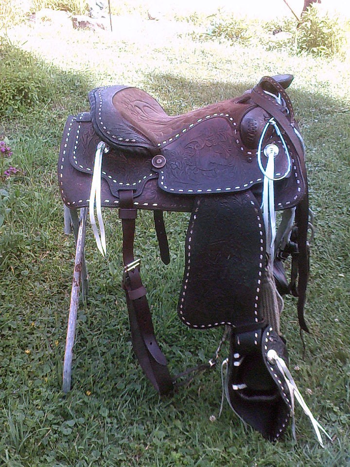   WESTERN SADDLERY  BUCKSTITCHED WESTERN HORSE PARADE SADDLE w/ TAPS