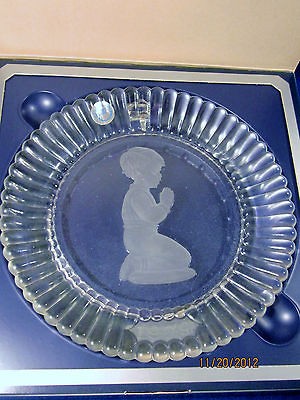 1979 GOEBEL ANNUAL GLASS PLATE   BOY PRAYING