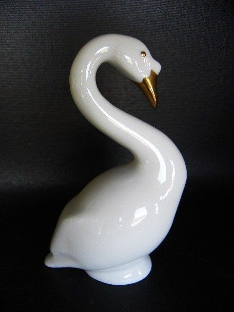 HOLLOHAZA PORCELAIN FIGURINE GOOSE WHITE GOLD TRIM HAND PAINTED MADE 