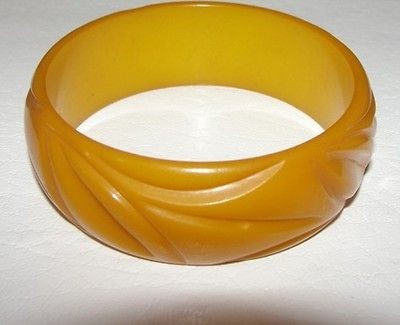 bakelite jewelry in Bakelite