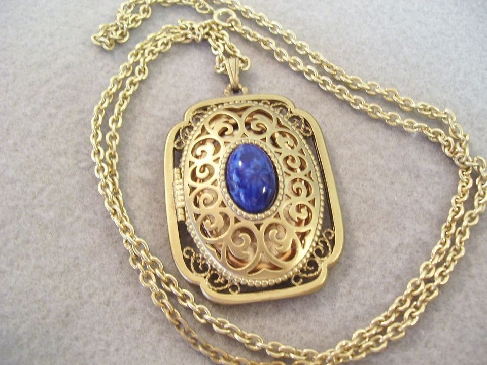 VINTAGE MARKEDAVON CO. 1974, BLUE STONE YESTER YEAR LOCKET NECKLACE 