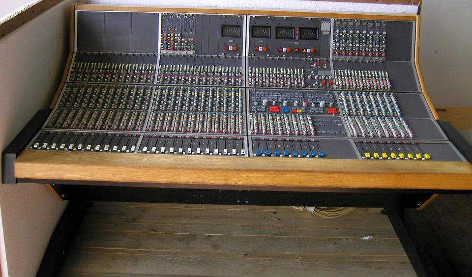 Calrec Q Series Analogue Mixing Console Desk 32x8x2x2