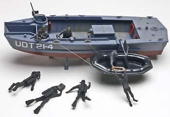 Revell 1/32 UDT Boat w/Frogmen RMX850313