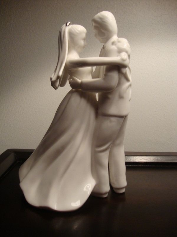 BRIDE & GROOM Couple Figurine Modern Contemporary White Wedding Cake 