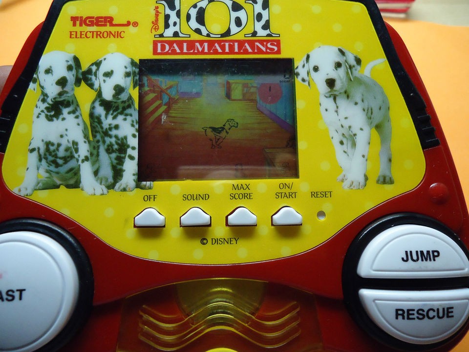 1997 Tiger 101 DALMATIANS DISNEY HANDHELD GAME