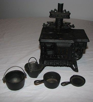 Queen Miniature Cast Iron Cooking STOVE w/Pots Skillet   Salesman 