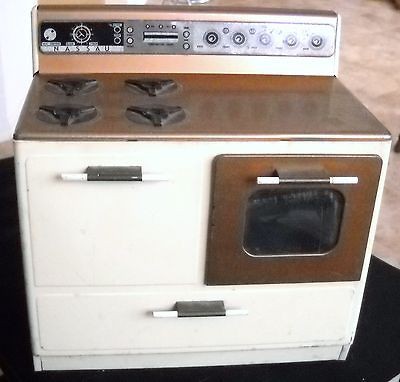 VINTAGE CHILDS TIN TOY COPPERTONE STOVE   OVEN DOOR OPENS   NASSAU 