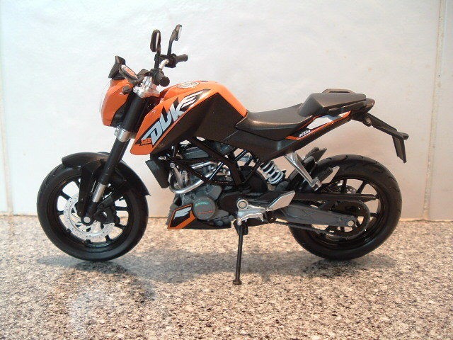 12 KTM 125 DUKE DUAL SPORT MODEL SUPERB DETAIL FANTASTIC ORANGE 