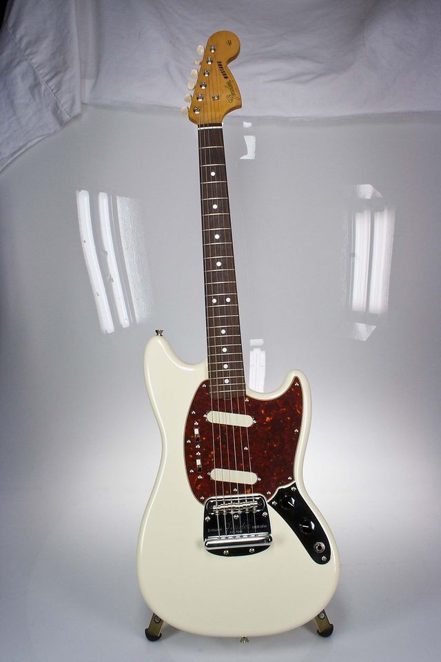 Fender Classic Series 65 Mustang Electric Guitar Olympic White