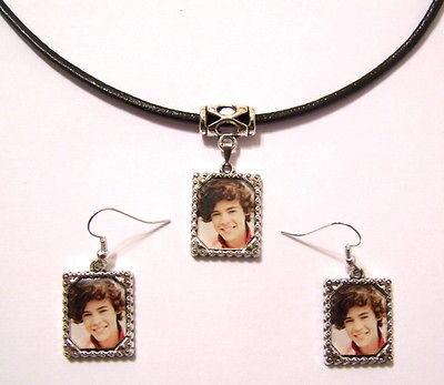 HARRY STYLES   ONE DIRECTION   Framed Picture Necklace & Earrings 