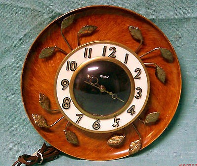 Vintage United Wall Clock oak leaves brass 10 diameter nice model 