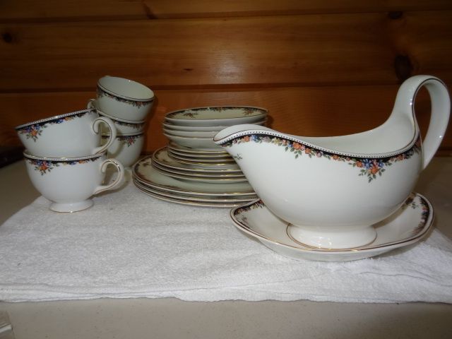 1983 Wedgewood Bone China Osborne england dinner ware set