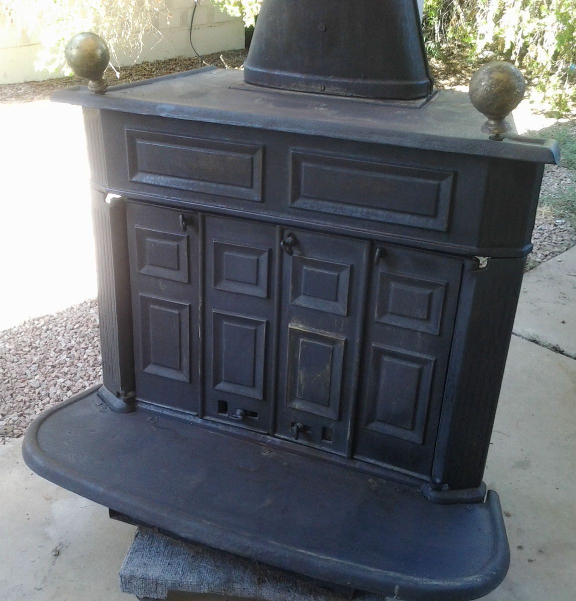 ANTIQUE Montgomery Ward cast iron wood burning stove (RARE BARN FIND)