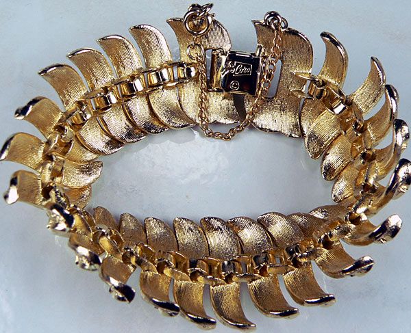 Owned Vintage Estate Jewelry Coro Pegasus Wide Gold Tone Link Bracelet 