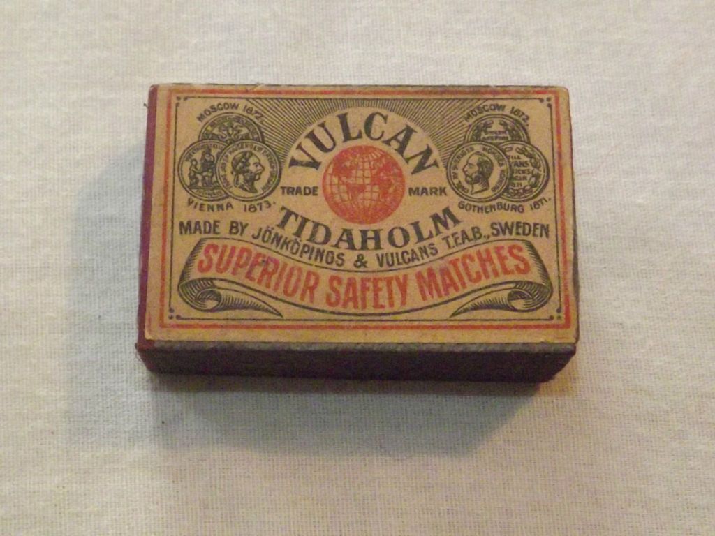 VINTAGE VULCAN TIDAHOLM SWEDEN SUPERIOR SAFETY MATCHES BOX