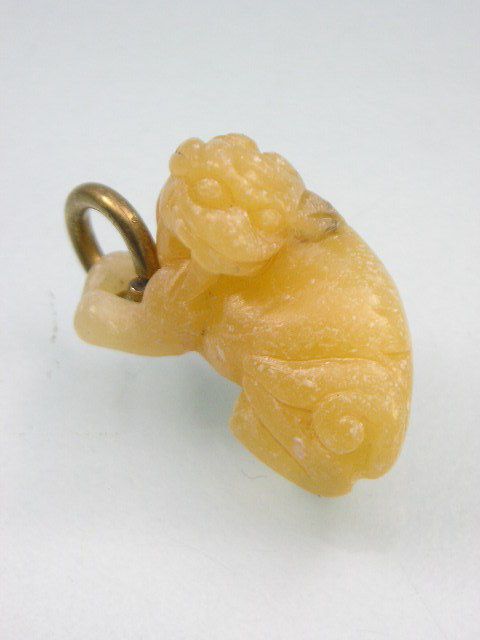 ANTIQUE CHINESE CARVED HARDSTONE FOO FO DOG PENDANT CHARM