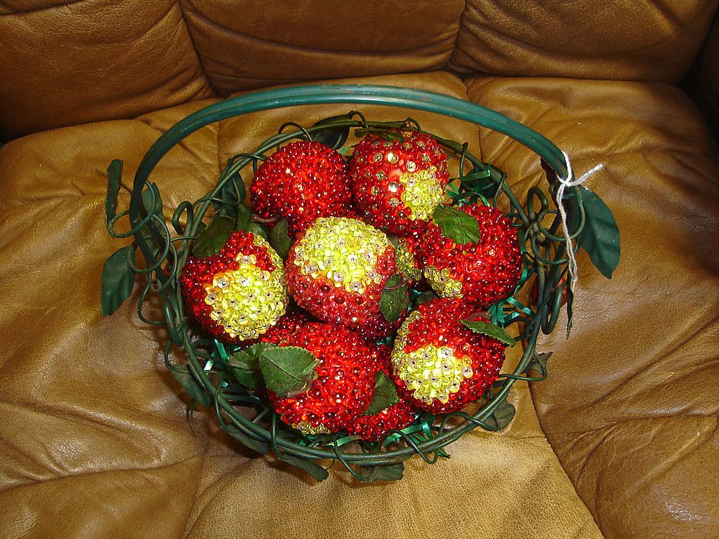 Beaded Fruit Beaded Apples in Apple Basket