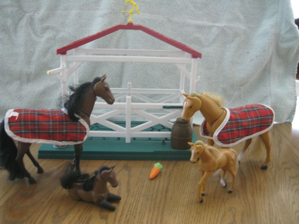 Chestnut Ridge Stable w 4 Toy Horses Stable Breyer Like