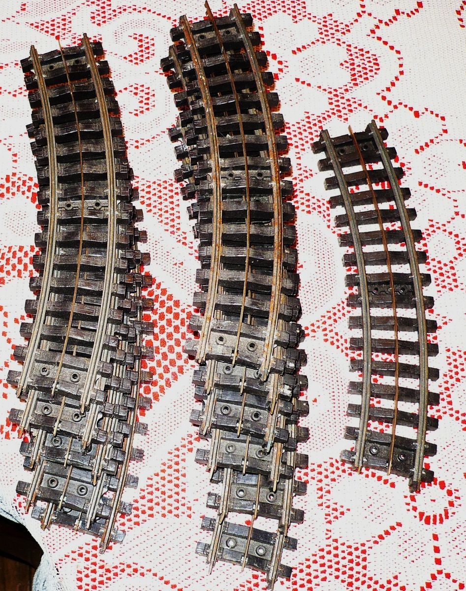   LIONEL MODEL RAILROAD TRACKS COPPER CENTER 12 CURVES AND 5 STRAIGHT