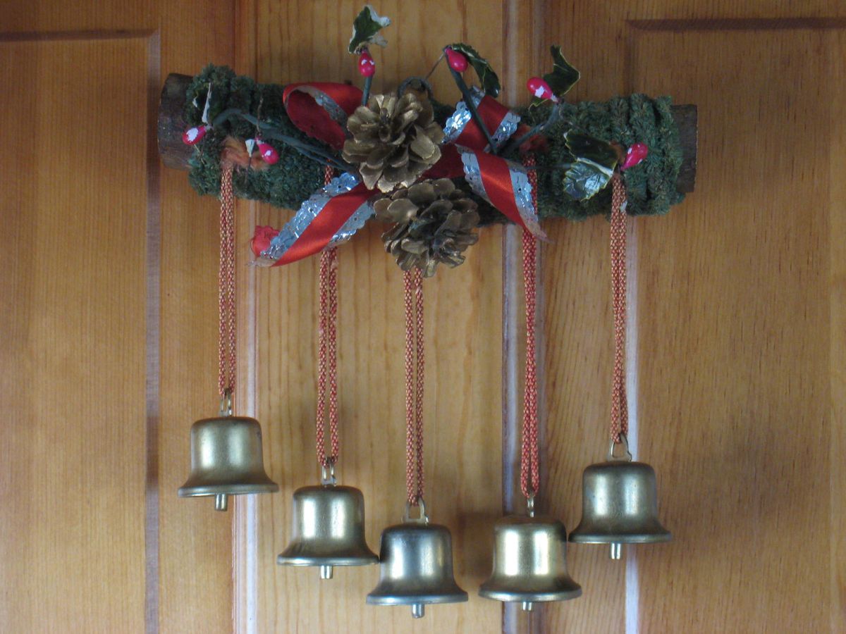 VTG ANTIQUE CHRISTMAS YULE LOG 5 BELLS PINE CONE HOLLY BERRY DOOR