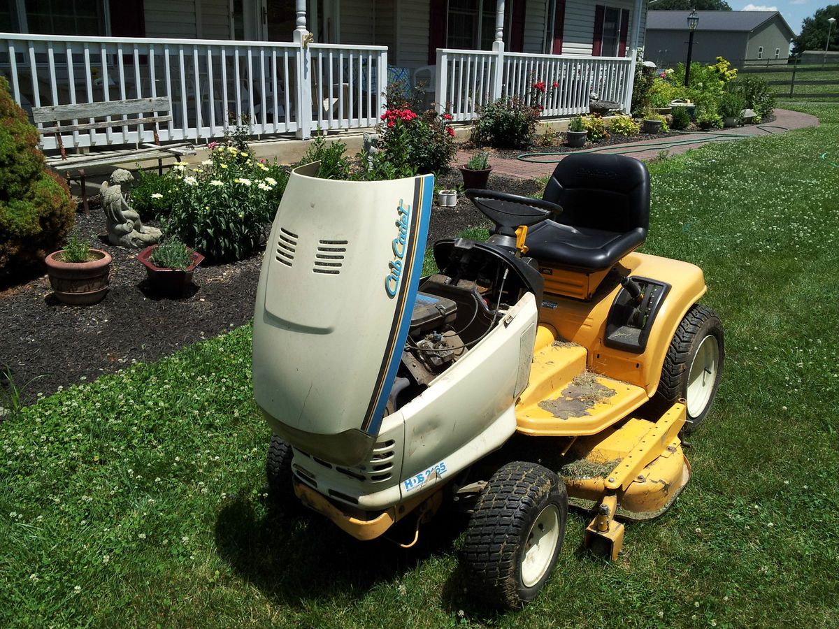 Cub Cadet Riding Lawn Mower Series 2000 48 cut 16 HP Briggs Stratton V