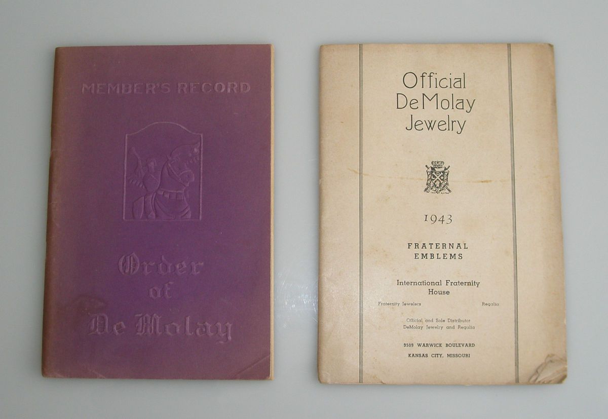 OFFICIAL ORDER OF DEMOLAY ANTIQUE HANDBOOK & 1943 EMBLEMS BOOKMASONIC