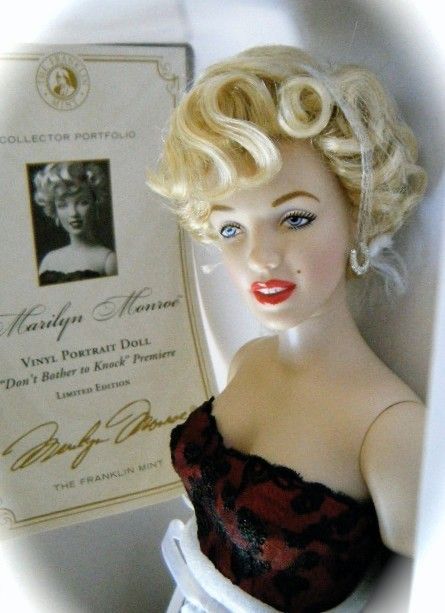 Franklin Mint MARILYN MONROE ~ DONT BOTHER TO KNOCK PREMIER PORTRAIT