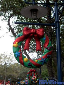 Disney Mickeys Toontown Disneyland Holiday Christmas Wreath Display