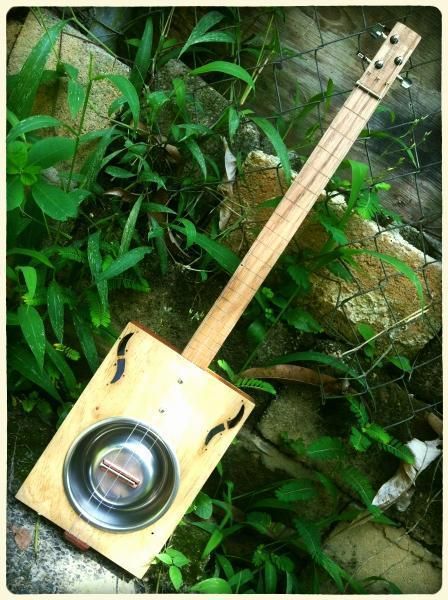  ACOUSTIC / ELECTRIC RESONATOR CIGAR BOX GUITAR / BLUES / JAZZ / DELTA