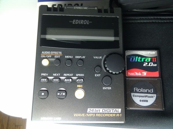 roland edirol r 1 24 bit  wav portable recorder