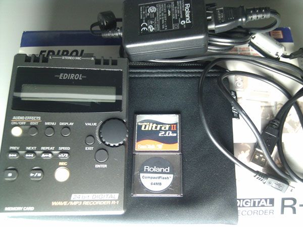 roland edirol r 1 24 bit  wav portable recorder