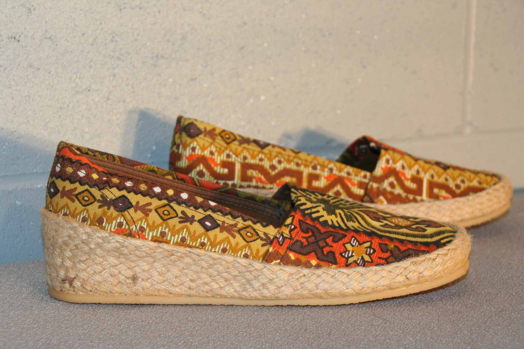 SZ 8 NOS KEDS GRASSHOPPERS Vtg 70s New AEGEAN GOLD INDIAN PRINT