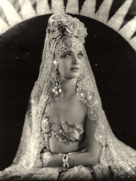 Kay Francis Photo Dressed in Lace Requins 1930