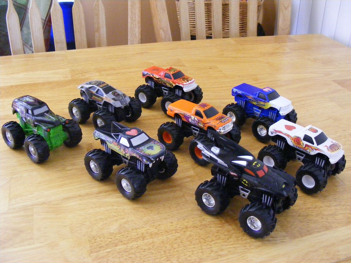 MONSTER JAM MONSTER TRUCK Grave Digger Max D Batman Hotwheels Mattel