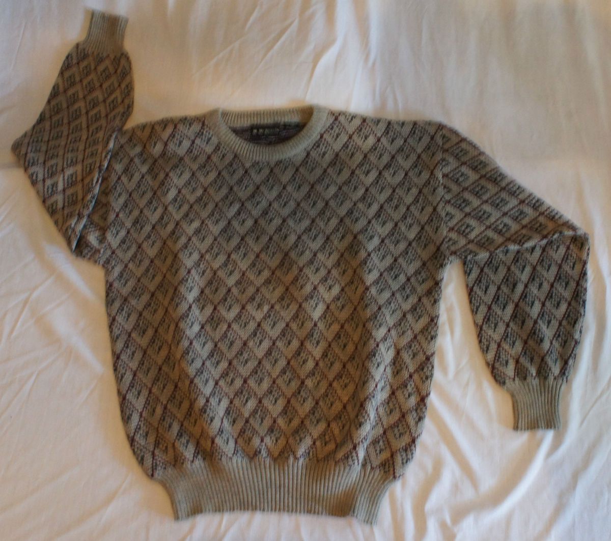 McMillan Mens Wool Grey Red Diamond Pattern Pull Over Sweater Shirt
