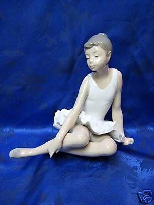 SEATED BALLET DANCER BALLERINA NAO BY LLADRO #147