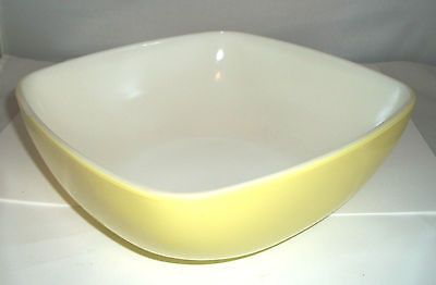 Vintage TRADE MARK PYREX USA 525B   2 1/2 QT QUART YELLOW SQUARE BOWL