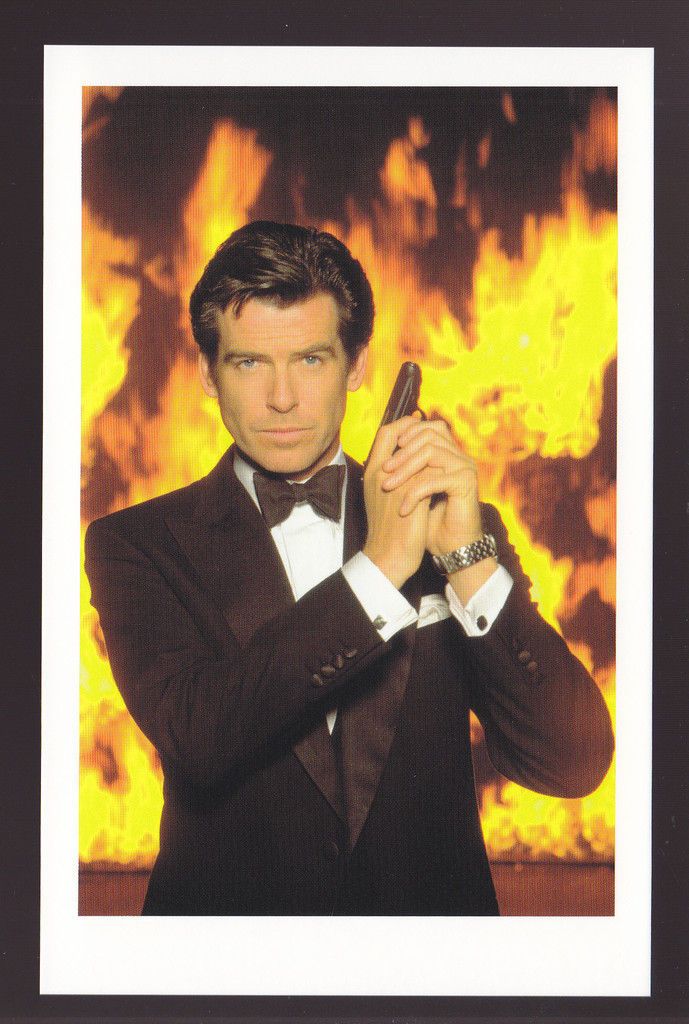 JAMES BOND POSTCARD 007 Goldeneye (1995) Pierce Brosnan Photo with