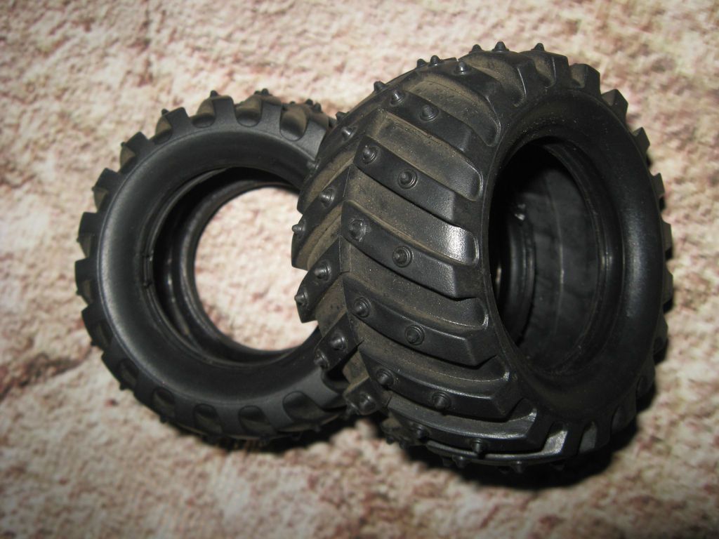 VINTAGE 2.0 SPIKED MUD TIRES REAR NEW CONDITION RC AE