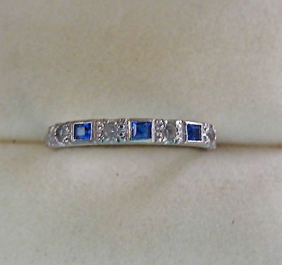 ART DECO 18CT WHT GOLD SYNTHETIC SAPPHIRE & DIAMOND NARROW BAND RING