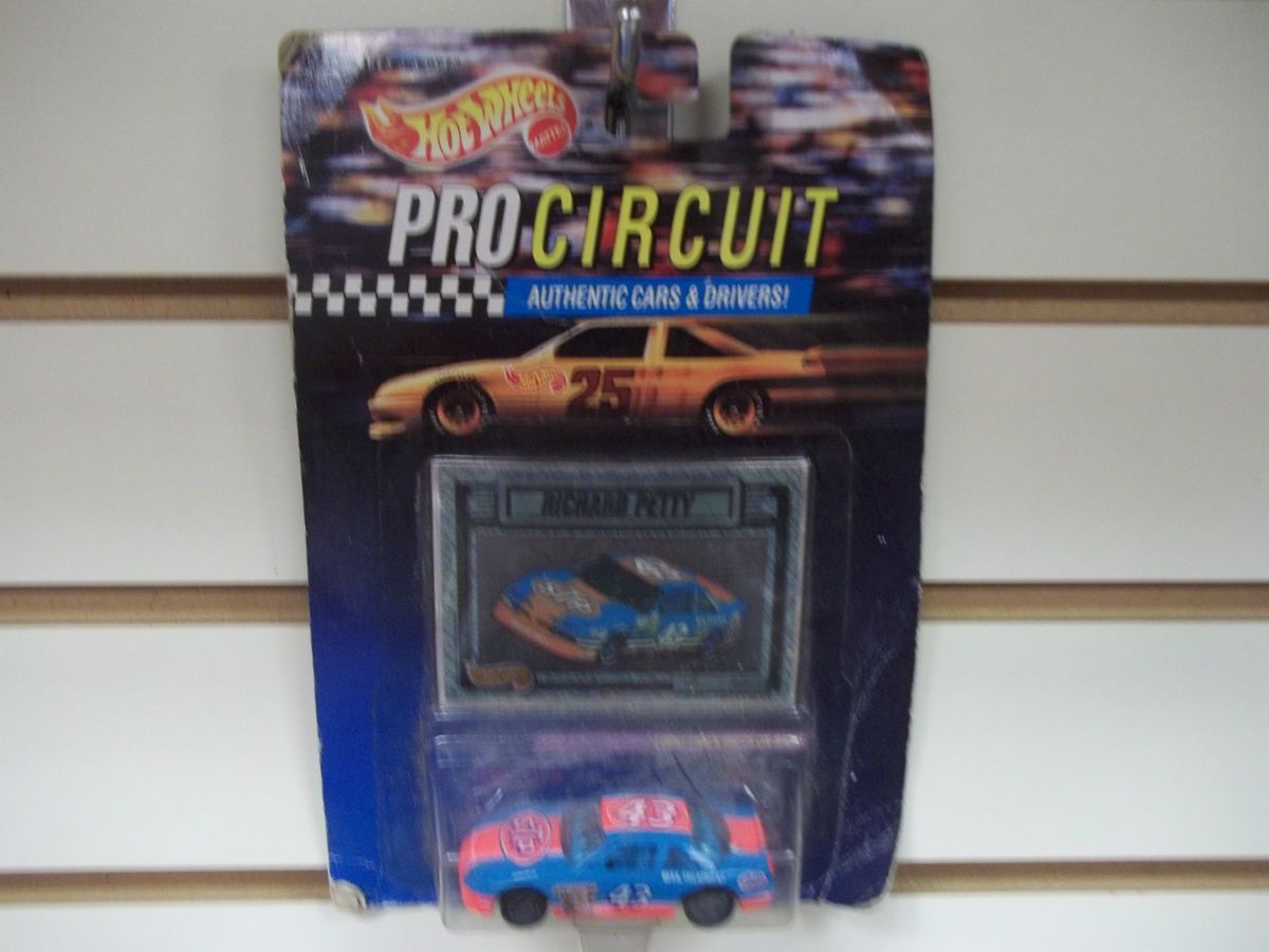 Hot Wheels Procircuit 43 Richard Petty Race Car in Package